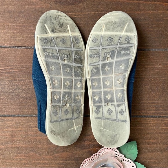 TOMS Size Youth 12 Blue Slip-Ons - Picture 2 of 3